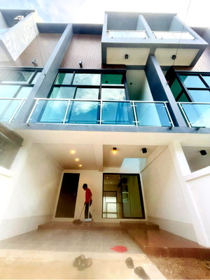 ทาวน์โฮม ขอนแก่น : พร้อมปล่อย..  🎉🎊 townhome  3 ชั้น ครึ่ง  👉 ขาย 2.2 ล. ✅   ราคาประเมิ 2.7 ล. เอาส่วนต่าง 5 แสน 