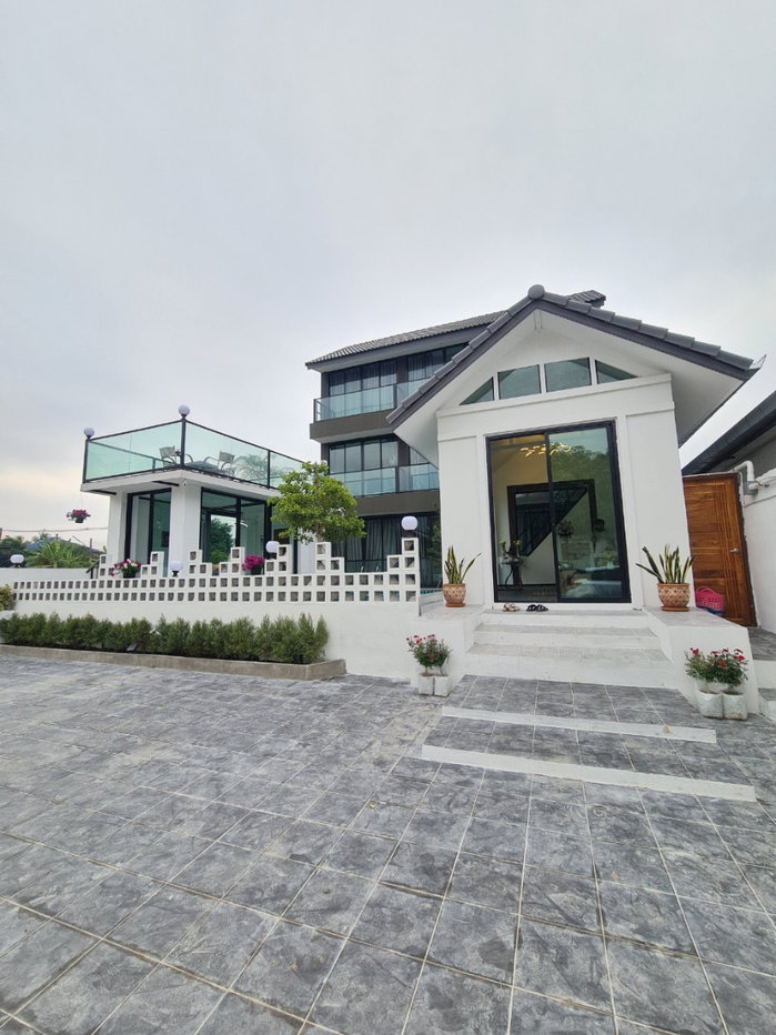รูป ✨ ขาย Pool Villa 3 ชั้น สไตล์ Modern พร้อมสระว่ายน้ำส่วนตัว ทำเลศักยภาพ ใกล้ Big C ดอนจั่น เชียงใหม่ #C5MG100783 - รูปที่ 2/15