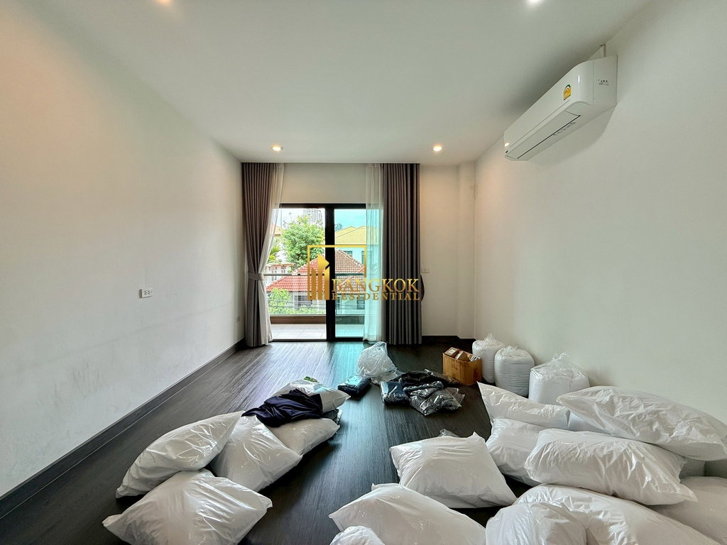 รูป Modern 4 Bedroom House in Ekkamai Area of Mid Sukhumvit - BR28061SH - รูปที่ 17/43