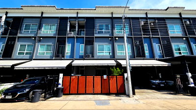 Townhouses for sale Bangkok : Townhome for sale in Sammakorn Avenue Suvarnabhumi.