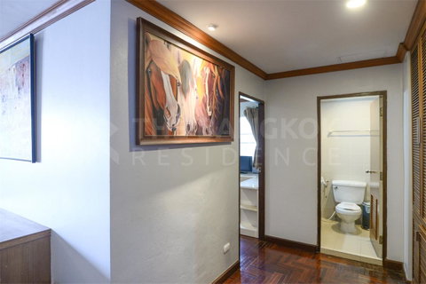 Petch 9 Tower Surrounded by Facilities near Airport Rail Link Phaya Thai Station