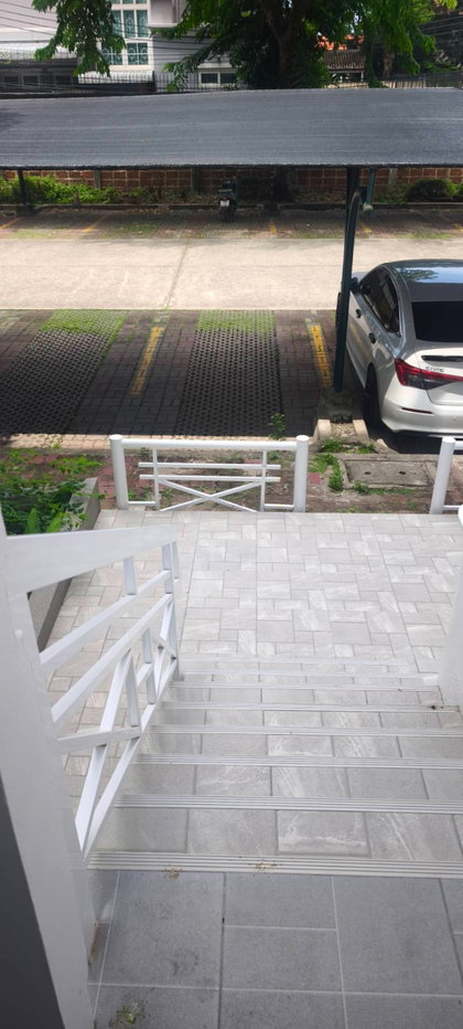 รูป ให้เช่า คอนโดบ้านสวนธนศรีนครินทร์ อยู่ในซอยศรีด่าน 22 คอนโด ที่เหมือนบ้าน ชั้น 1 ส่วนตัว สุดคุ้ม ตกแต่งใหม่หมด ห้องใหญ่อยู่สบาย เป็นแบบ 2 ห้องนอน - รูปที่ 2/9