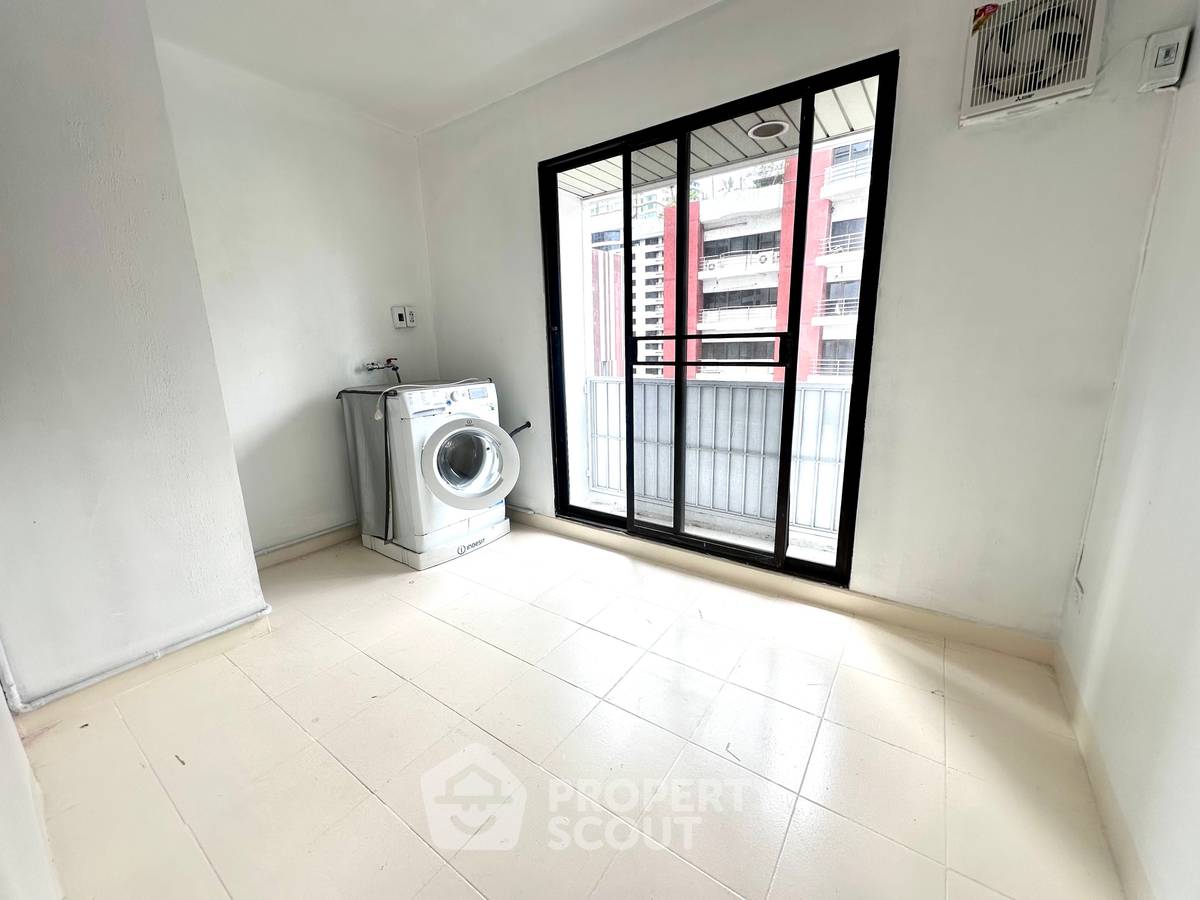 picture Pet-Friendly 2-BR Condo At The Royal Place 2, 200m to BTS Ratchadamri 📍 (ID 3080464) - 19/19
