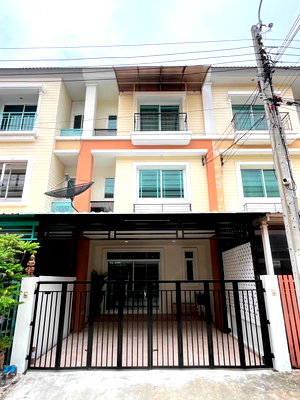 Townhouses for rent Silom and Sathorn Road : RS6884 3-Story Townhouse for Rent, Grandity Sathu Pradit 2, Large House in the Heart of the City, Near CBD