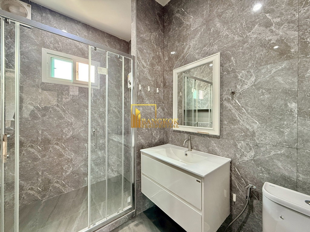 รูป Modern 4 Bedroom House in Ekkamai Area of Mid Sukhumvit - BR28061SH - รูปที่ 24/43