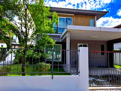 Houses for sale : A beautiful detached home in a quality residential estate located in a prime economic area