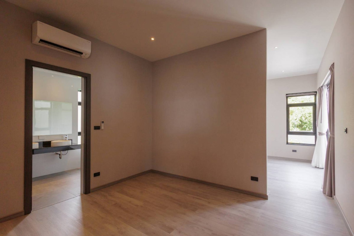 picture Luxury 2-Storey Pool Villa for Sale - 10/14