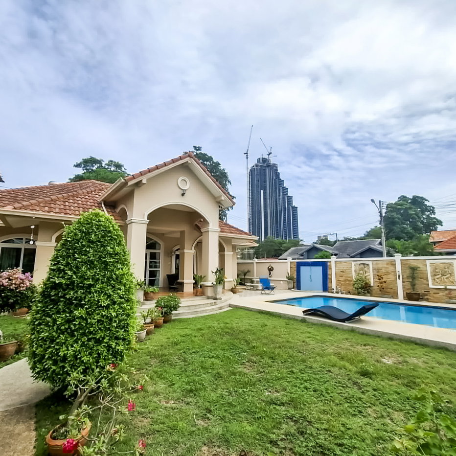 picture Pool Villa for Sale Pratumnak Pattaya Near Thappraya Road - 1/14
