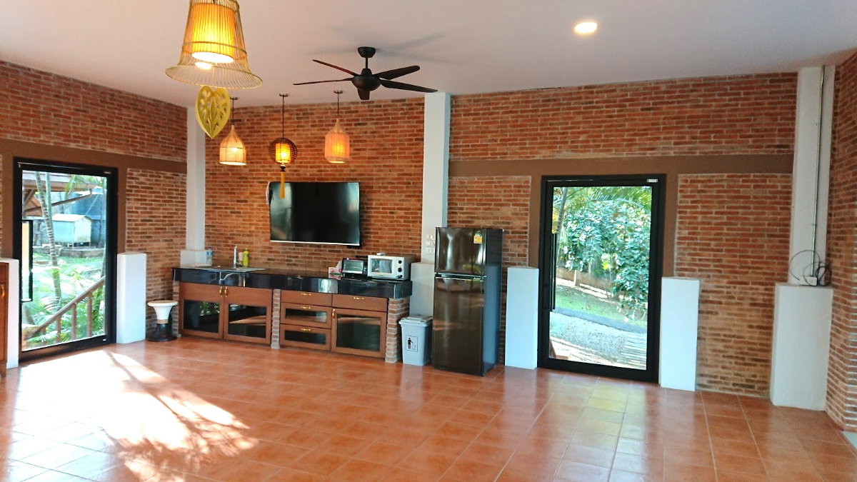 picture Enjoy peaceful living in this spacious resort-style home set on a large private plot. - 4/38