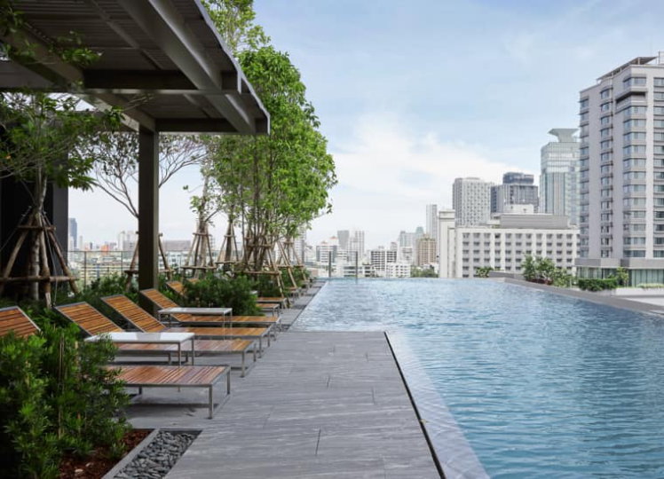รูป The Esse Sukhumvit 36 เลย์เอาท์กว้างไม่อึดอัด ได้โคมไฟระย้าดีไซน์หรู ห้องนอนเปิดรับวิวเมืองมุมสูง - รูปที่ 5/9