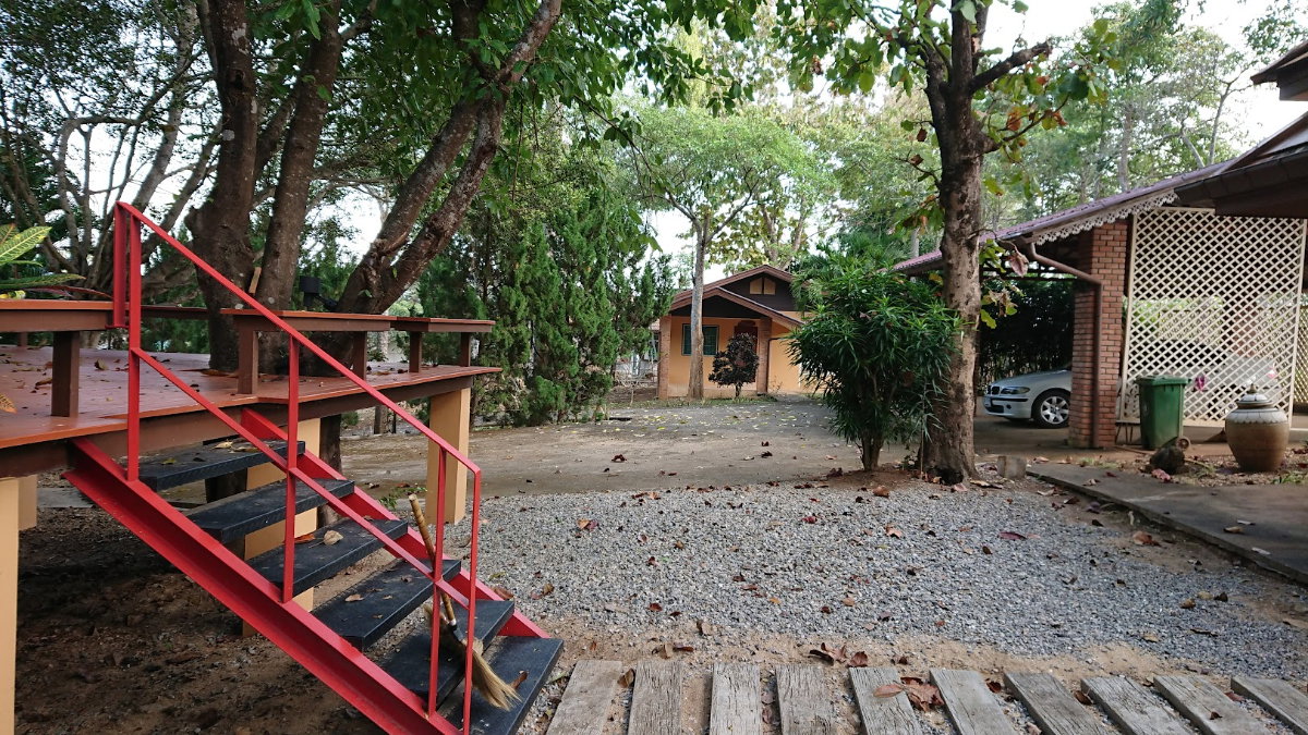 picture Enjoy peaceful living in this spacious resort-style home set on a large private plot. - 35/38