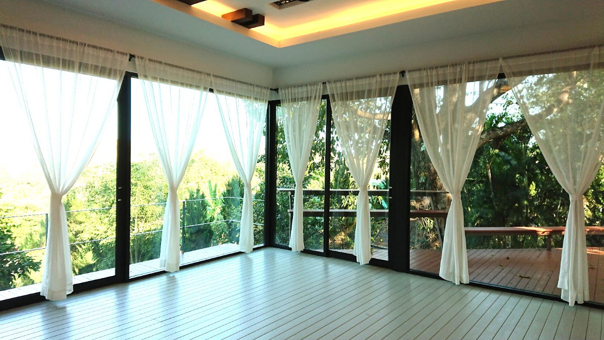 picture Enjoy peaceful living in this spacious resort-style home set on a large private plot. - 3/38