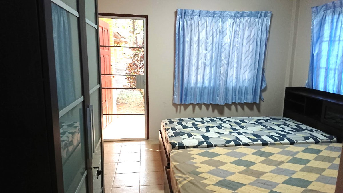 picture Enjoy peaceful living in this spacious resort-style home set on a large private plot. - 15/38