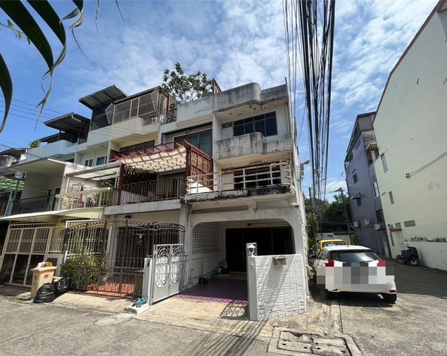 ขายทาวน์เฮ้าส์เอกมัย สุขุมวิท 65 เดินถึงรถไฟฟ้า 800 เมตร