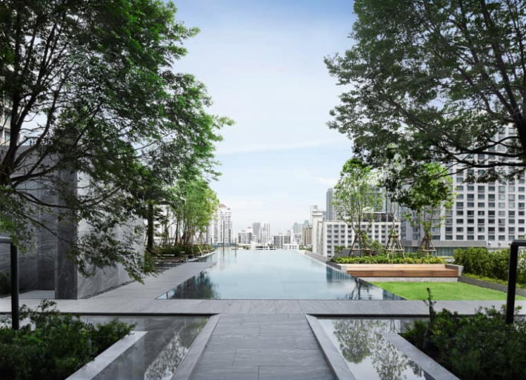 รูป The Esse Sukhumvit 36 เลย์เอาท์กว้างไม่อึดอัด ได้โคมไฟระย้าดีไซน์หรู ห้องนอนเปิดรับวิวเมืองมุมสูง - รูปที่ 3/9