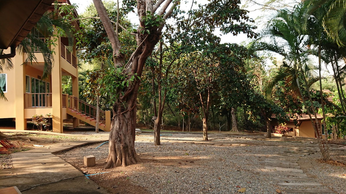 picture Enjoy peaceful living in this spacious resort-style home set on a large private plot. - 37/38