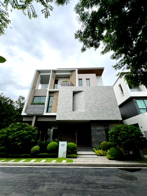 บ้านเดี่ยว กรุงเทพมหานคร : บ้านเดี่ยวระดับ Ultra Luxury 3 ชั้น พร้อมลิฟต์ส่วนตัว บนทำเลศักยภาพ กรุงเทพกรีฑา ที่ออกแบบมาเพื่อการใช้ชีวิตเหนือระดับ พร้อมความเป็นส่วนตัวในทุกมิติ