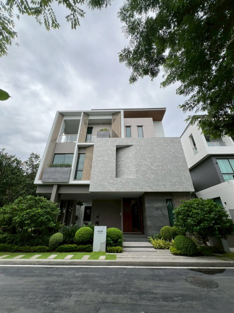 Houses for sale : An ultra-luxury 3-story detached house with a private elevator in the prime Bangkok Kreetha area