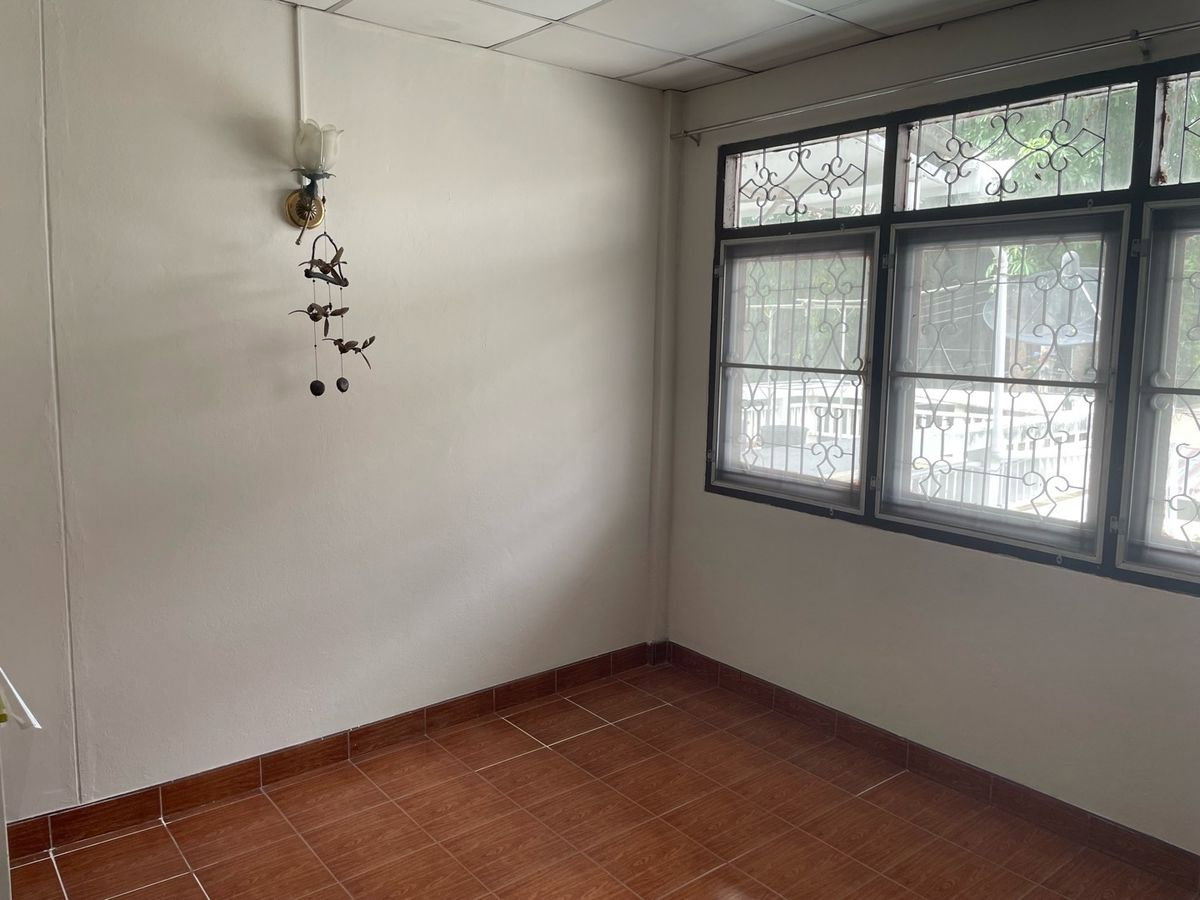 รูป 🏡✨ ให้เช่าทาวน์โฮม 3 ชั้น รีโนเวทใหม่ ใกล้ MRT รัชดาภิเษก เพียง 400 เมตร 📍 ลาดพร้าว 26 – รัชดา 19 – วิภาวดี 16 (โชคชัยร่วมมิตร) - รูปที่ 4/15
