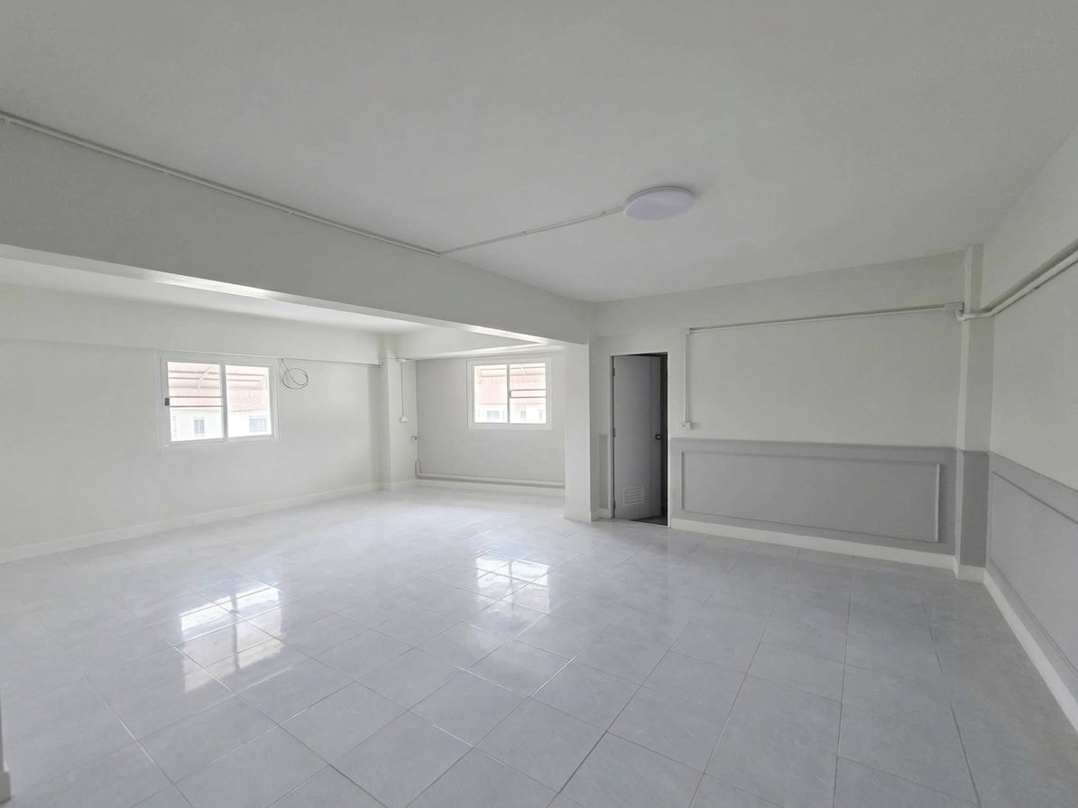 รูป ห้องมุมเปล่า Renovate ใหม่ ขนาดใหญ่พิเศษ 46 ตรม. ใกล้ BTS ลาดพร้าว 101 - รูปที่ 2/15