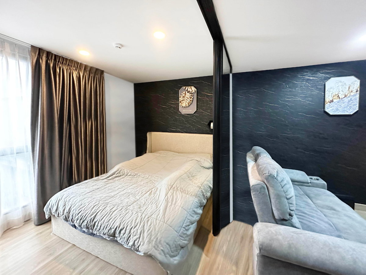 picture Low-Rise Condo at CBD Bangkok 1 Bed 1 Livingroom - 3/9