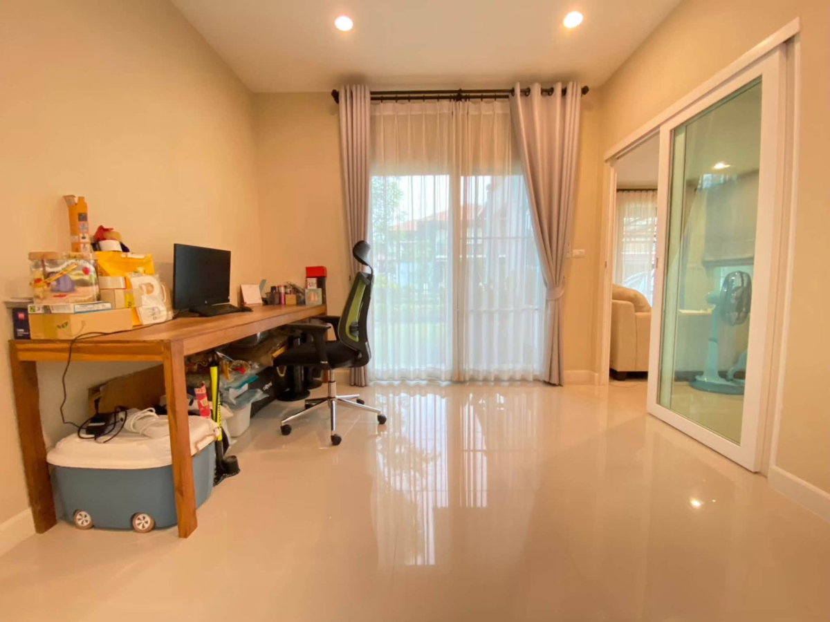 picture 2-Storey Detached House for Rent - 3/14