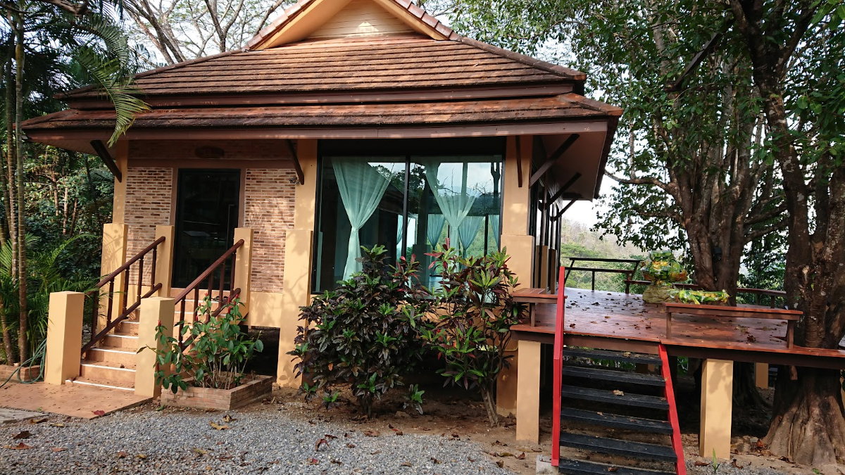 picture Enjoy peaceful living in this spacious resort-style home set on a large private plot. - 31/38