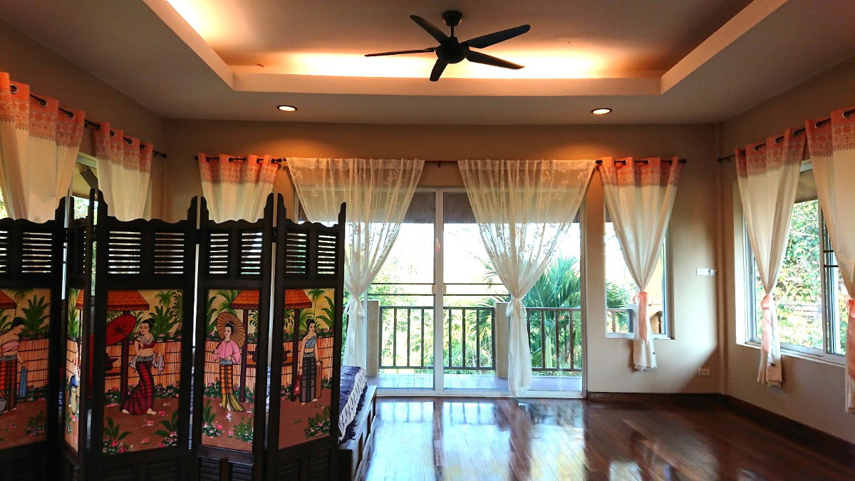 picture Enjoy peaceful living in this spacious resort-style home set on a large private plot. - 21/38