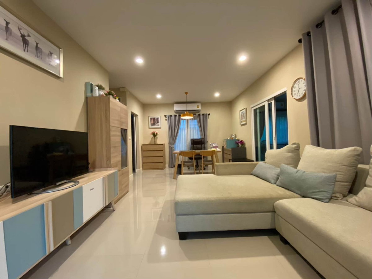 picture 2-Storey Detached House for Rent - 2/14