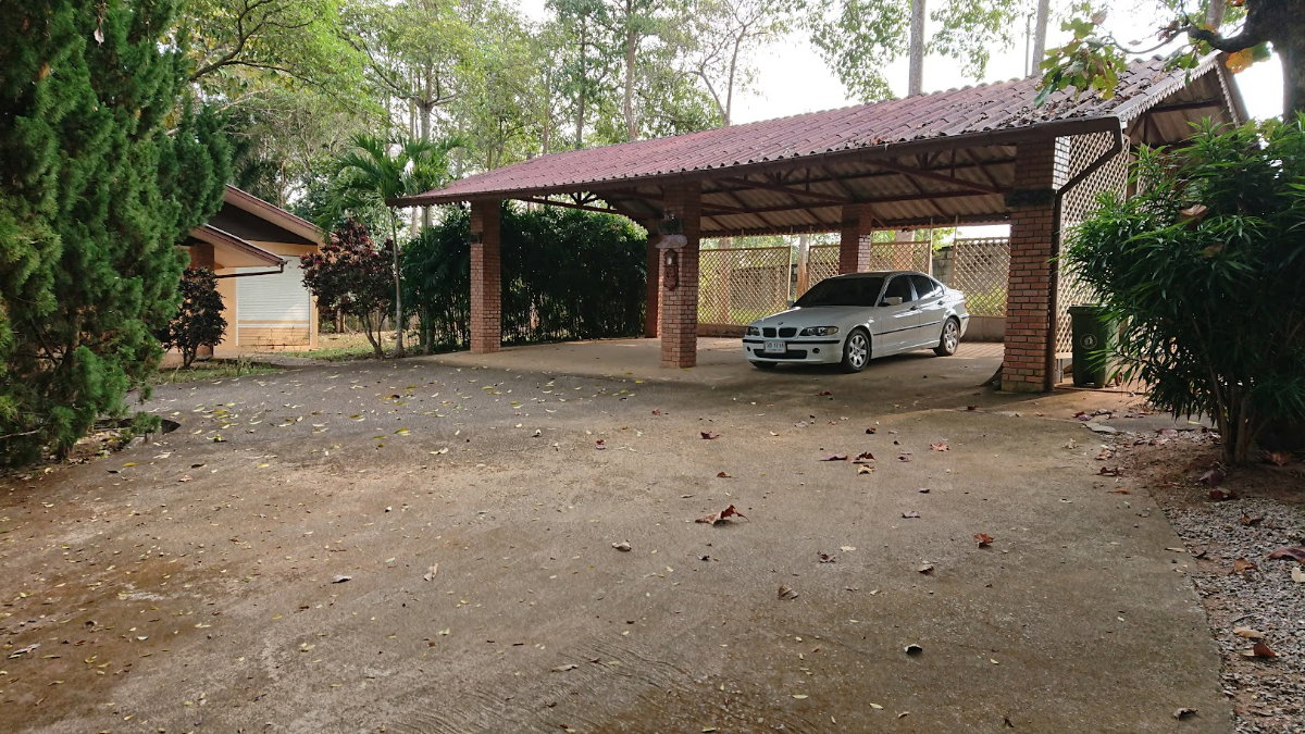 picture Enjoy peaceful living in this spacious resort-style home set on a large private plot. - 38/38