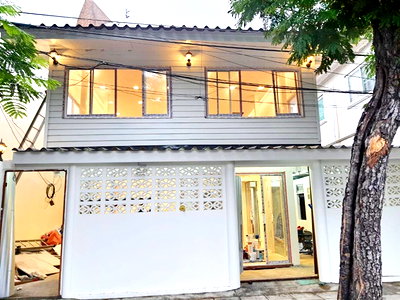 Houses for rent Tesco Lotus Srinakarindra : BTS St. Louis, never lived in Chong Nonsi, restaurant for rent, big, very spacious, 2-story house, 5 bedrooms, 3 bathrooms, 2 parking spaces, Central