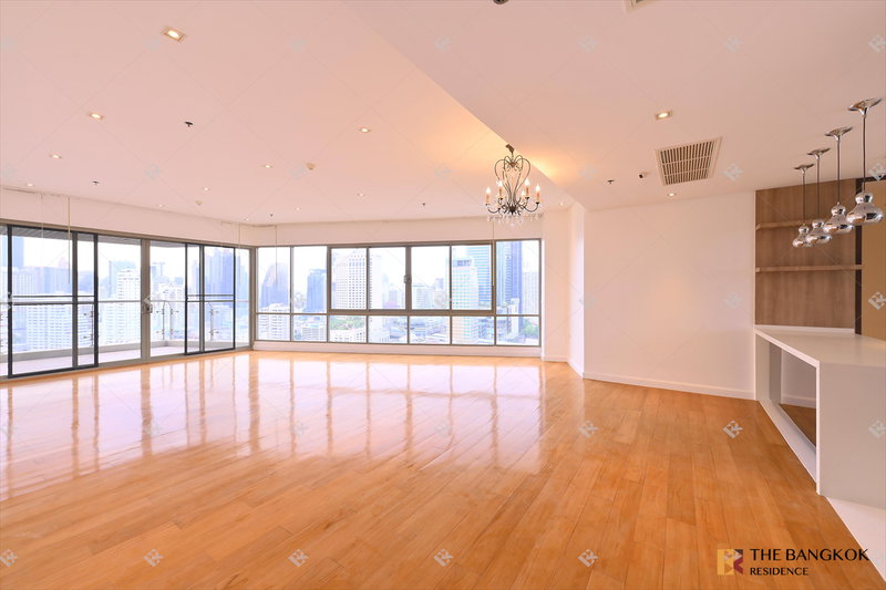 Condos for sale : The Lakes - Spacious 236 sq.m. Residence with Panoramic Benjakitti Park Views and a Large Balcony in the Heart of Asoke, near BTS Asoke