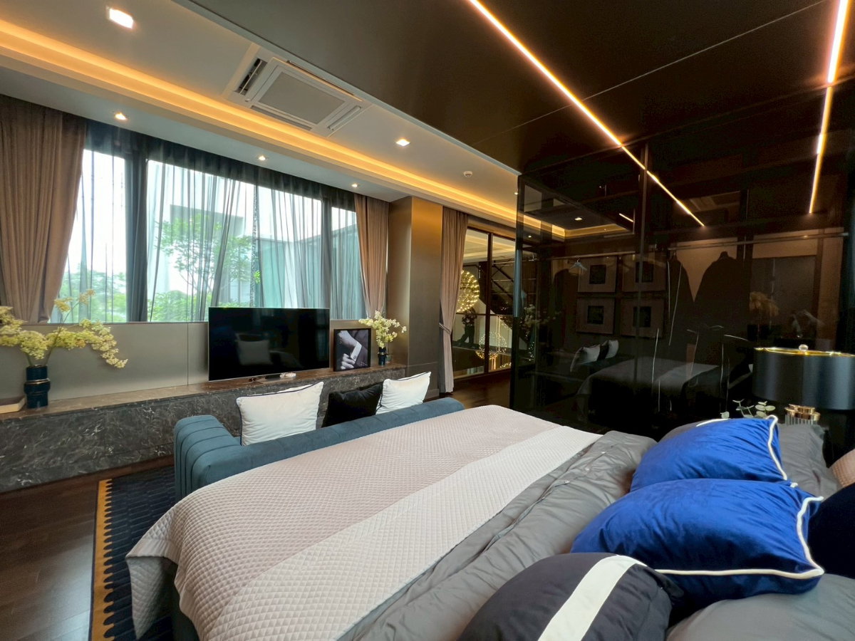รูป บ้านเดี่ยวระดับ Ultra Luxury 3 ชั้น พร้อมลิฟต์ส่วนตัว บนทำเลศักยภาพ กรุงเทพกรีฑา ที่ออกแบบมาเพื่อการใช้ชีวิตเหนือระดับ พร้อมความเป็นส่วนตัวในทุกมิติ - รูปที่ 10/33