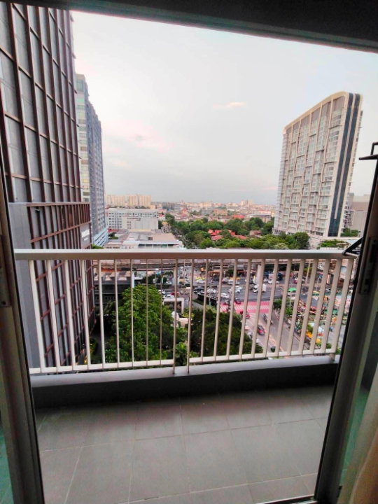 รูป Rhythm Sukhumvit 50  จุดเด่นคือวิวระเบียงสวยมาก เห็นแนวรถไฟฟ้าและวิวเมืองโล่งๆ ห้องนอนมีช่องแสงข้างเตียง เฟอร์ครบตรงปกทักได้เลย - รูปที่ 16/17