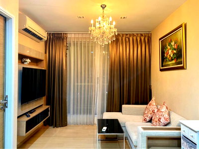 คอนโดให้เช่า : Rhythm Sukhumvit 50  จุดเด่นคือวิวระเบียงสวยมาก เห็นแนวรถไฟฟ้าและวิวเมืองโล่งๆ ห้องนอนมีช่องแสงข้างเตียง เฟอร์ครบตรงปกทักได้เลย