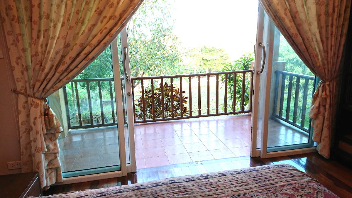 picture Enjoy peaceful living in this spacious resort-style home set on a large private plot. - 30/38