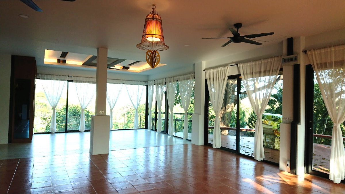 picture Enjoy peaceful living in this spacious resort-style home set on a large private plot. - 9/38