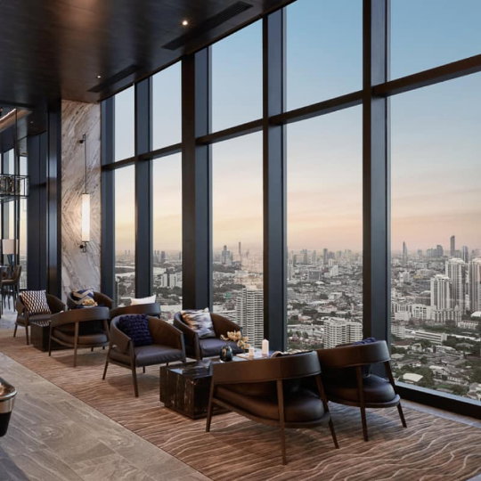 รูป The Esse Sukhumvit 36 เลย์เอาท์กว้างไม่อึดอัด ได้โคมไฟระย้าดีไซน์หรู ห้องนอนเปิดรับวิวเมืองมุมสูง - รูปที่ 8/9