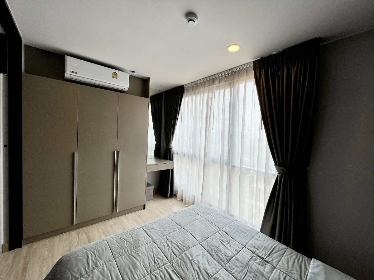 picture Low-Rise Condo at CBD Bangkok 1 Bed 1 Livingroom - 2/9