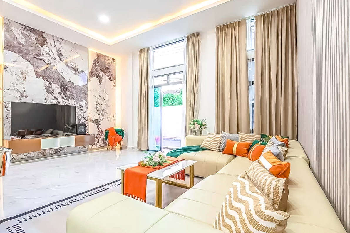picture Luxury Pool Villa for Sale Thappraya South Pattaya 3Bedroom - 1/11