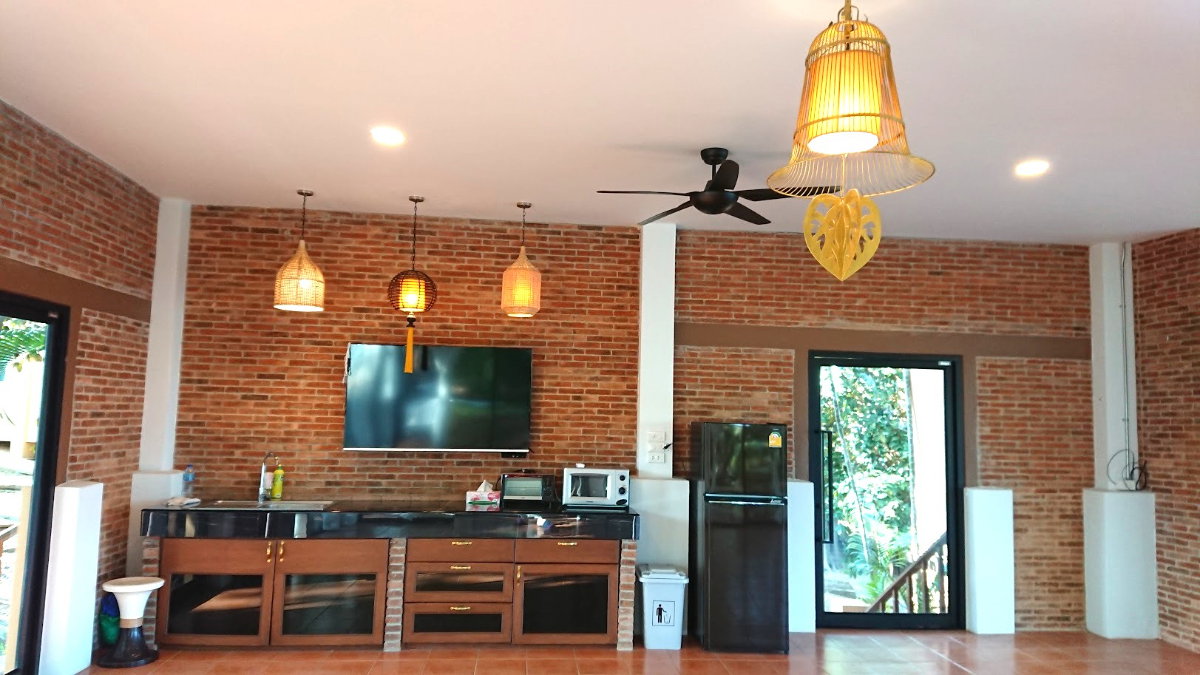 picture Enjoy peaceful living in this spacious resort-style home set on a large private plot. - 7/38