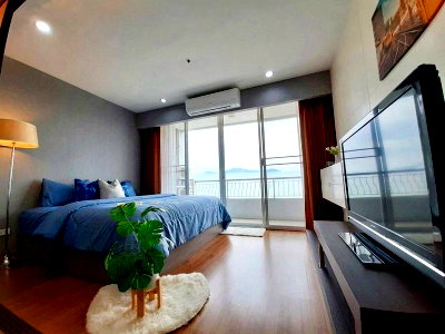 Condos for sale : Condo for sale in Sriracha, high floor, stunning sea view, move in Ready.