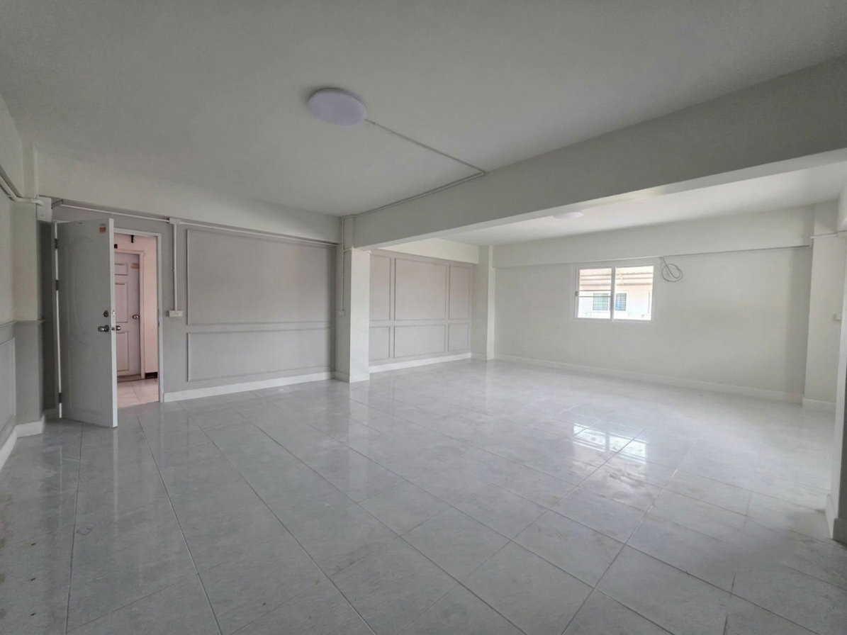 รูป ห้องมุมเปล่า Renovate ใหม่ ขนาดใหญ่พิเศษ 46 ตรม. ใกล้ BTS ลาดพร้าว 101 - รูปที่ 4/15