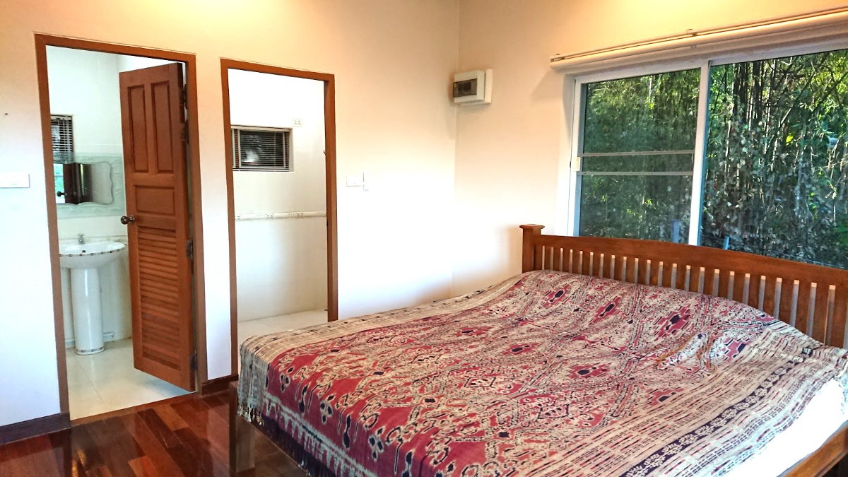 picture Enjoy peaceful living in this spacious resort-style home set on a large private plot. - 17/38