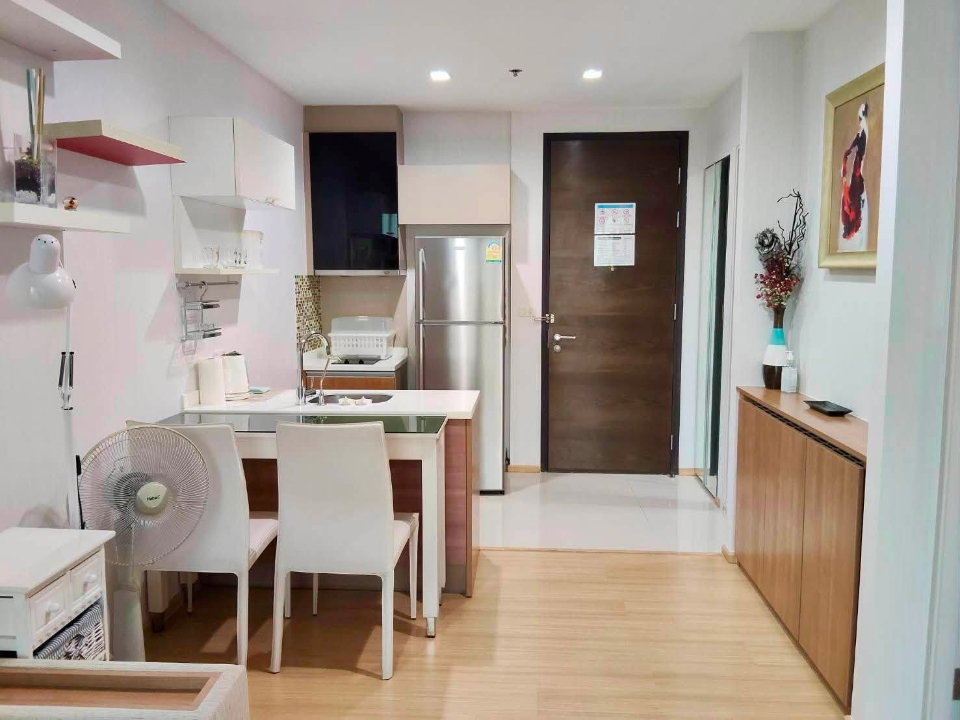 รูป Rhythm Sukhumvit 50  จุดเด่นคือวิวระเบียงสวยมาก เห็นแนวรถไฟฟ้าและวิวเมืองโล่งๆ ห้องนอนมีช่องแสงข้างเตียง เฟอร์ครบตรงปกทักได้เลย - รูปที่ 14/17