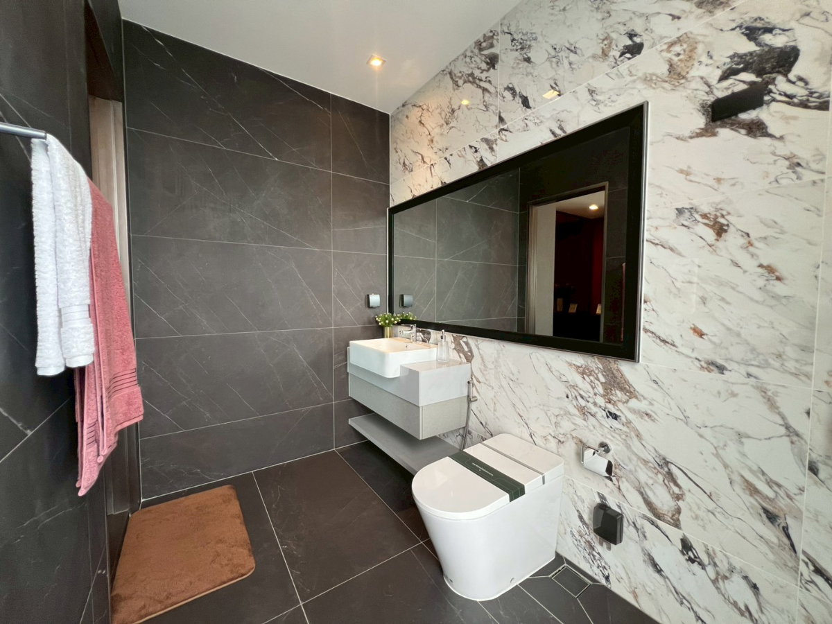 รูป บ้านเดี่ยวระดับ Ultra Luxury 3 ชั้น พร้อมลิฟต์ส่วนตัว บนทำเลศักยภาพ กรุงเทพกรีฑา ที่ออกแบบมาเพื่อการใช้ชีวิตเหนือระดับ พร้อมความเป็นส่วนตัวในทุกมิติ - รูปที่ 26/33