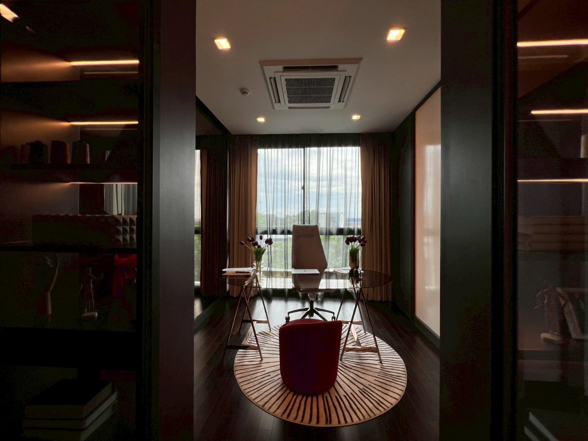 รูป บ้านเดี่ยวระดับ Ultra Luxury 3 ชั้น พร้อมลิฟต์ส่วนตัว บนทำเลศักยภาพ กรุงเทพกรีฑา ที่ออกแบบมาเพื่อการใช้ชีวิตเหนือระดับ พร้อมความเป็นส่วนตัวในทุกมิติ - รูปที่ 27/33
