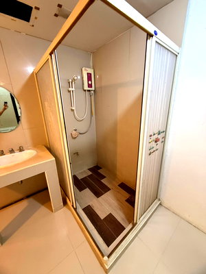 Condos for rent : The Royal Navin Tower – For rent at 48,000 Baht/month. Tel. 086-5049889.