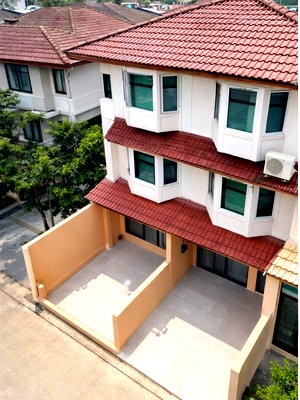 Townhouses for rent Phahonyothin Road : With furniture, MRT Lat Phrao 500 m. Townhome, 3 floors, new, 3 bedrooms, 2 bathrooms, 22 sq m, 264 sq m, closer to the BTS than condos. MRT