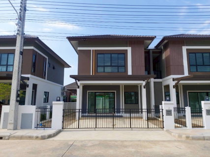 Twin house facing the park at Karnkanok Ville 26